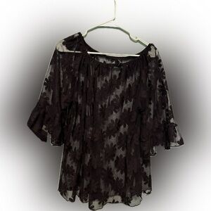 Super cute top for over a tank! Can be dress up or down! Cute flower design!